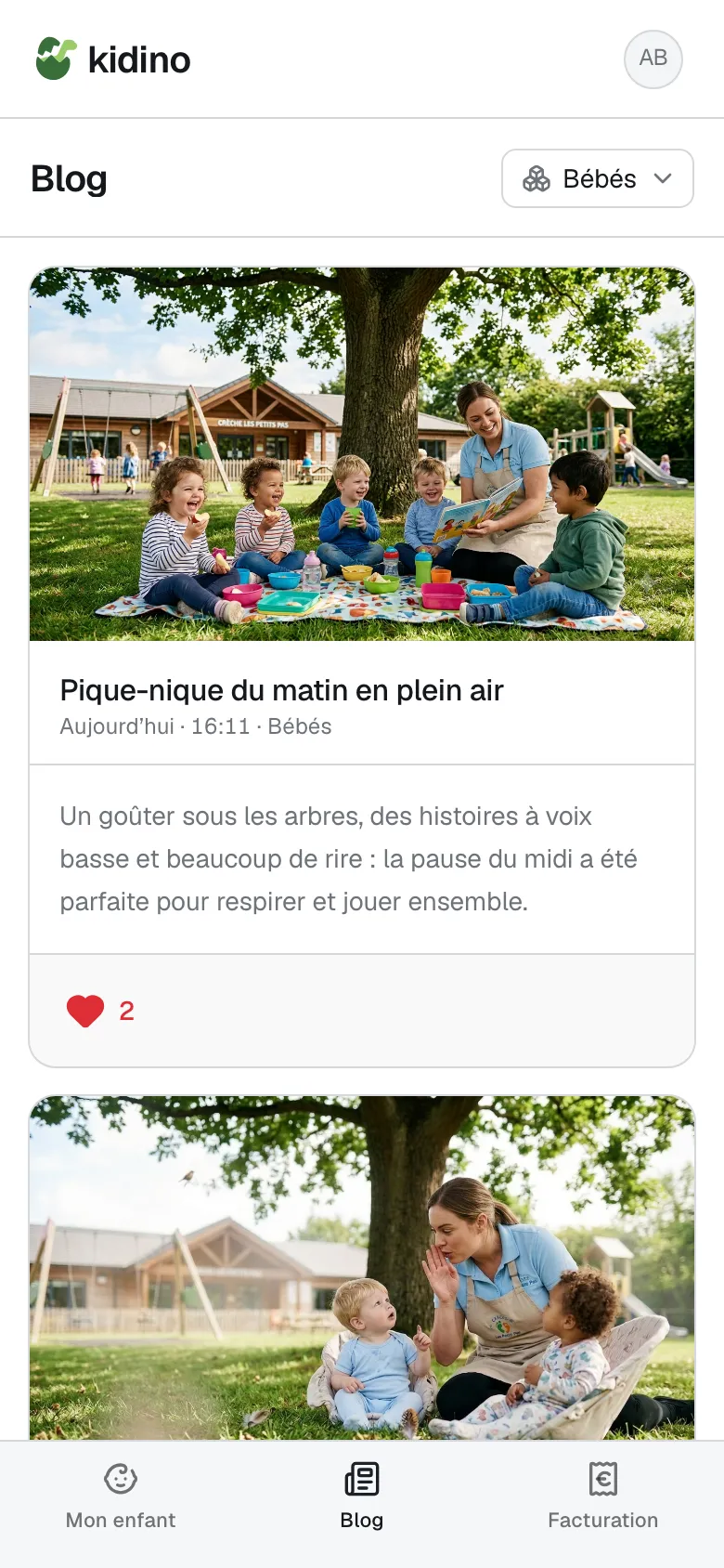 La page Blog de kidino vue depuis le téléphone d’un parent : des publications avec titre, texte et photos partagées par la crèche.